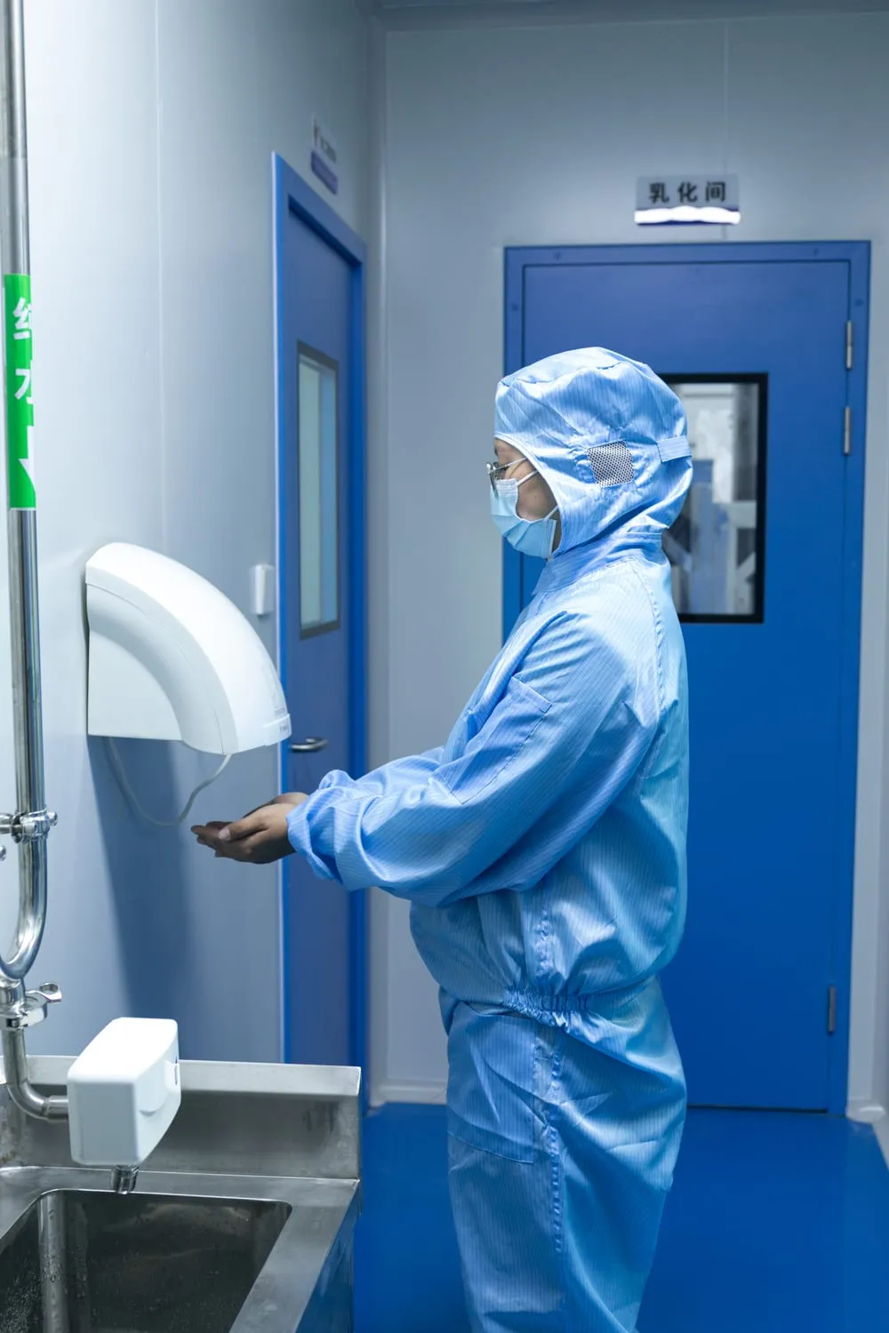 100,000-class clean room at UMYAN's hotel amenities factory